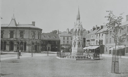 An early photograph of the Stanhope Memorial with Sellwood House in the background.